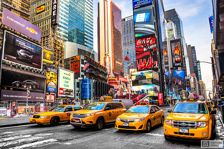 Фотообои Желтые такси на улицах Манхэттена. Нью-Йорк