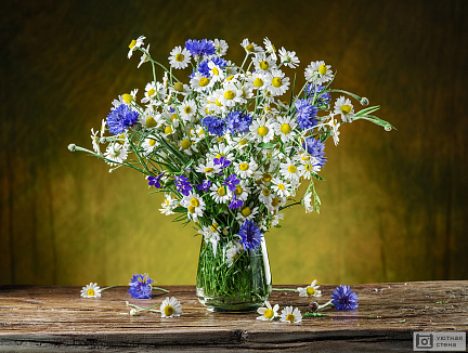 Букет полевых цветов в стеклянной вазе