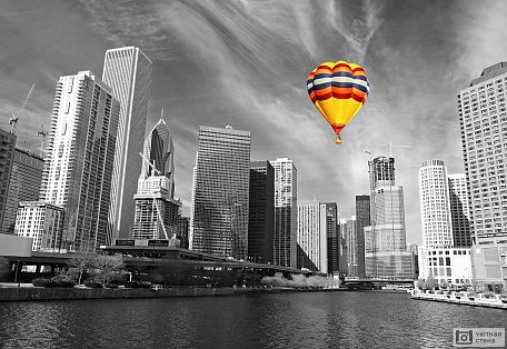 Разноцветный воздушный шар над черно-белым Чикаго