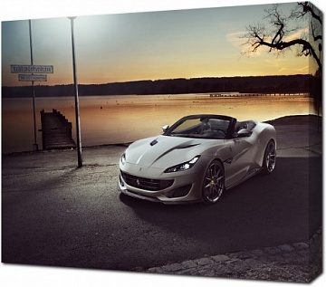 Белый Ferrari portofino на берегу