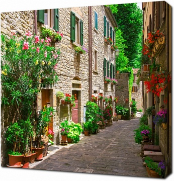 Улица в маленьком городке Тосканы