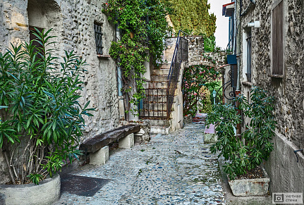 Узкие мощеные улицы старого города Франции