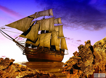 Древний корабль в море