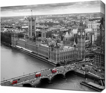 Черно-белый аэрофотоснимок Лондона с красными автобусами