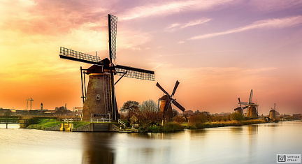 Ветряные мельницы на рассвете в Нидерландах