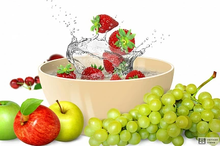 Клубника с брызгами воды