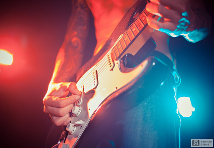 Музыкант играющий на гитаре