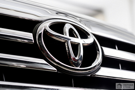 Крупный план логотипа Toyota на модели Toyota Fortuner