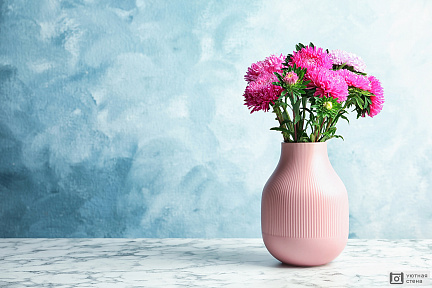 Хризантемы в розовой вазе