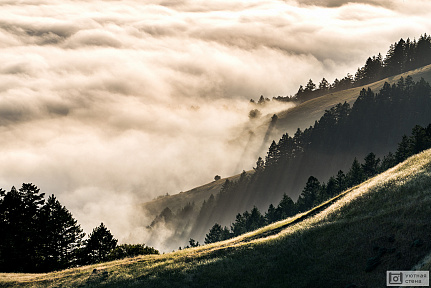 Фотообои Облака настигающие холмы