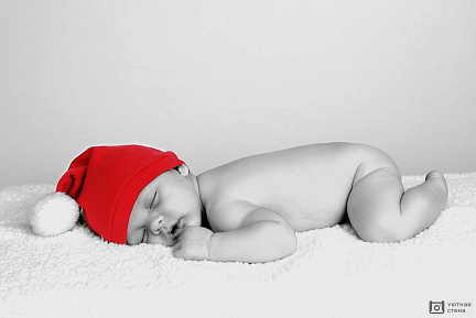 Черно-белый портрет милого малыша в красной шапке Санты