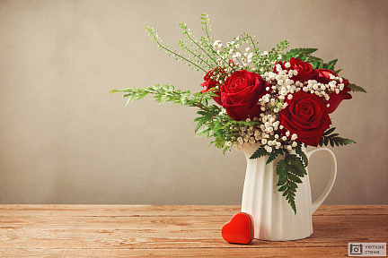 Романтический букет с розами и белой мимозой