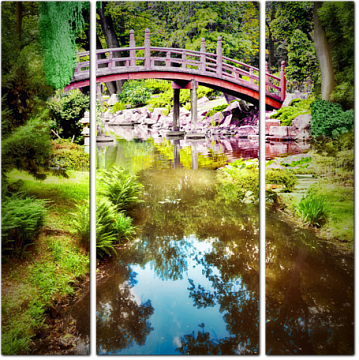 Мост через водоем в парке