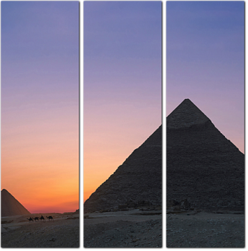 Пирамиды на фоне заходящего солнца