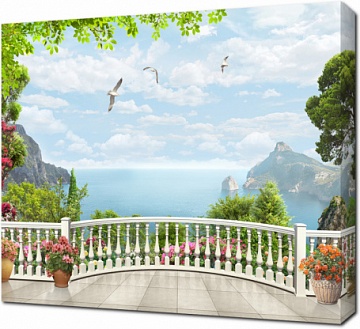 Балкон с цветами с видом на море