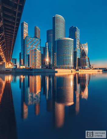 Фотообои Москва-Сити отражается в Москве-реке