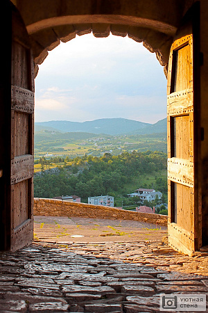 Вид из арки на городок Бузет. Хорватия