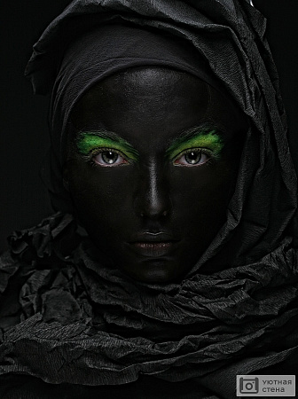 Арт фото женщины с черным лицом