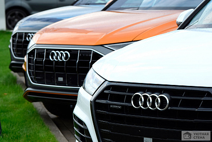 Автомобили Audi на парковке