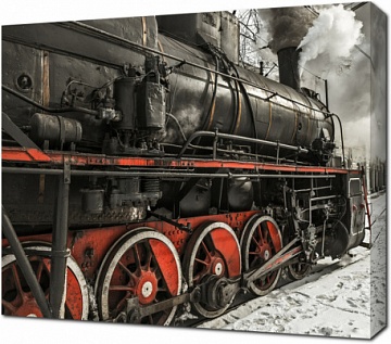 Старый советский паровоз стоит на перроне вокзала