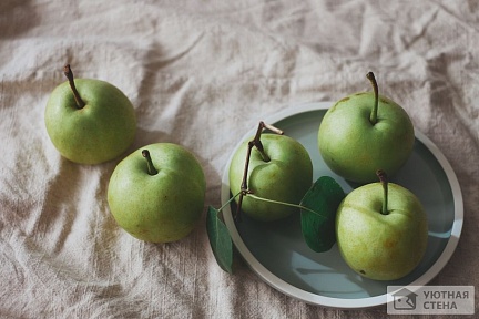 Зеленые яблочки на тарелке