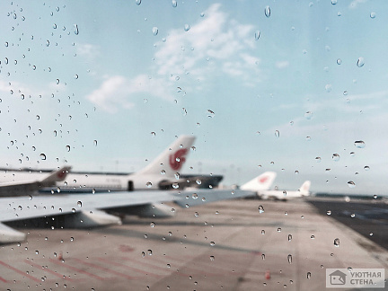 Капли дождя в аэропорту
