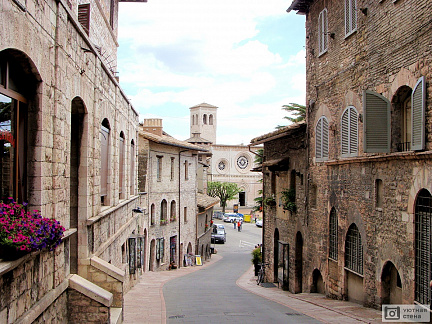 Средневековая улица в Ассизи. Италия