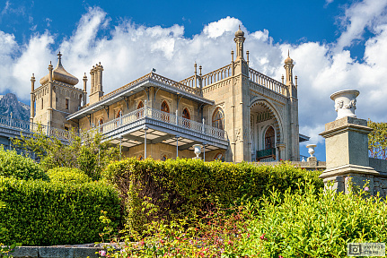 Фотообои Воронцовский замок из сада