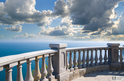 Мраморный балкон с видом на море
