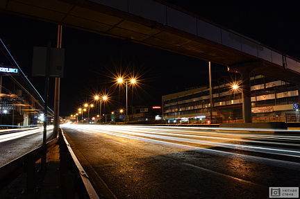 Свет от машин в ночном городе