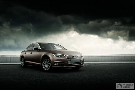 Автомобиль Audi A4 на парковке