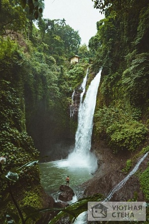 Прохладный водопад на острове