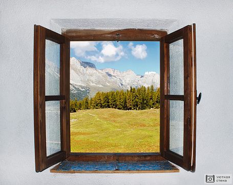 Старое окно с видом на горы