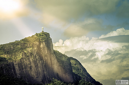 Христос-Искупитель в лучах солнца, Рио-де-Жанейро, Бразилия