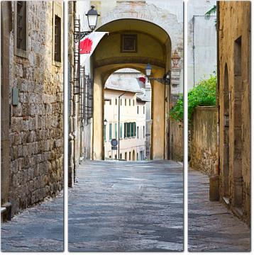 Узкий переулок со старыми зданиями в городе Италии