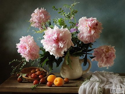 Натюрморт с розовыми пионами и абрикосами