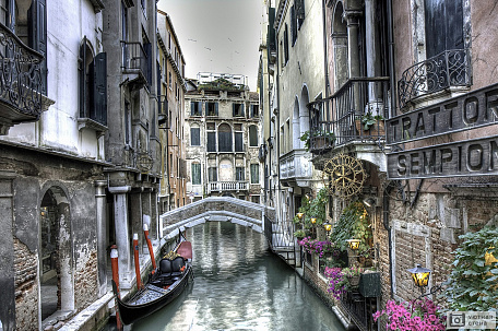 Фотообои Небольшой мост и гондола на канале Венеции. Италия