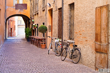 Каменная средневековая улица в историческом центре города Феррара. Италия