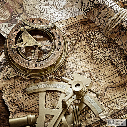 Винтажный натюрморт с компасом на старой карте