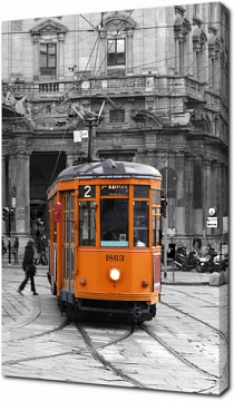 Желтый трамвай на черно-белой фотографии