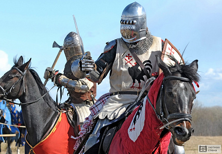 Рыцари в средневековых доспехах
