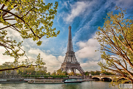 Фотообои Эйфелева башня со стороны реки Сена. Париж. Франция