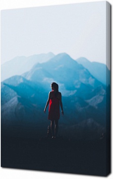 Девушка в красном платье в горах