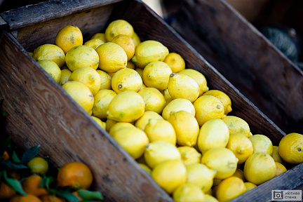 Лимоны в деревянном ящике