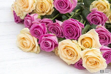 Букет с разноцветными розами