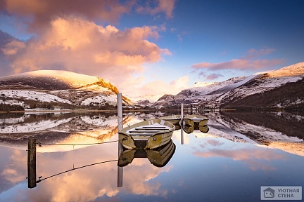 Фотообои Озеро у заснеженных гор