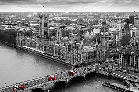 Фотообои Черно-белый аэрофотоснимок Лондона с красными автобусами
