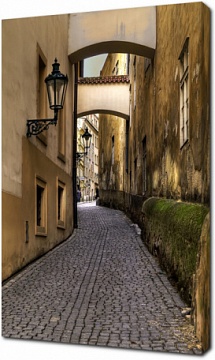 Узкая улица с аркой в Праге. Чехия