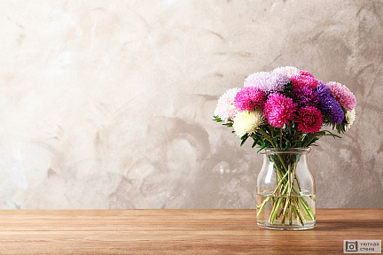 Розовые хризантемы в вазе