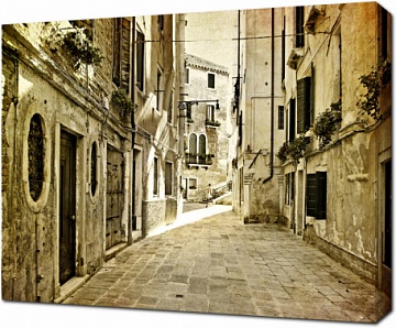 Монохромное изображение улочки старого города